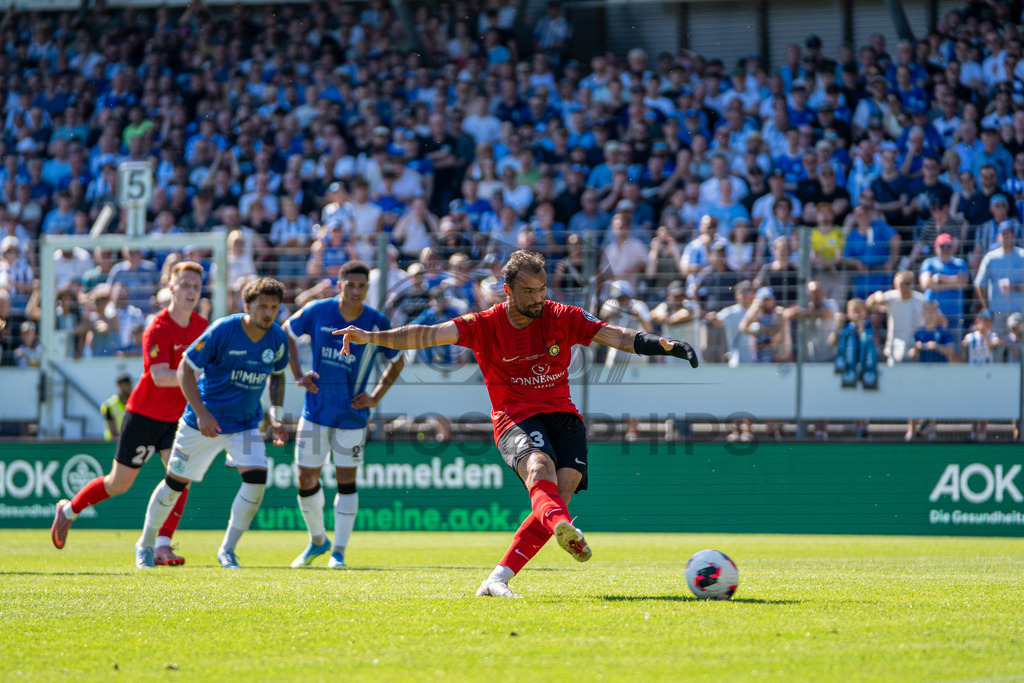 Stuttgarter Kickers vs. SG Sonnenhof Großaspach, Fussball, WFV-Pokal, Finale, 23.05.2026 | Fabian Eisele (SG Sonnenhof Großaspach, #23) tritt zum Elfmeter an und verwandelt ihn zum 0:2,Stuttgarter Kickers vs. SG Sonnenhof Großaspach, Fussball, WFV-Pokal, Finale, 23.05.2026