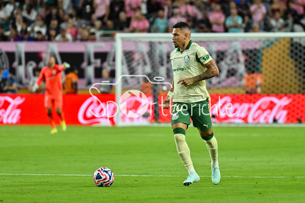 Inter Miami CF - Palmeiras Sao Paulo | am BAll PAULINHO (Palmeiras 10) / Einzelfoto / Freisteller / FIFA Club World Cup: Inter Miami CF - Palmeiras Sao Paulo, Hard Rock Stadium am 23.06.2025 / NOT FOR SALE IN USA
