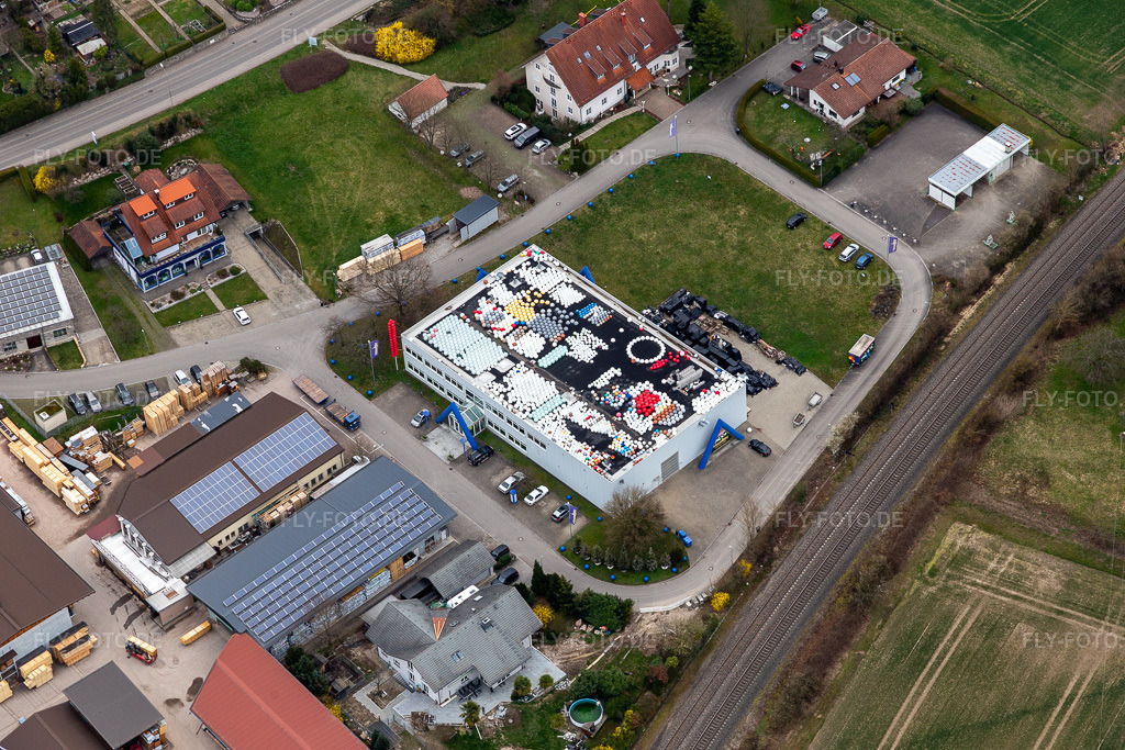 Luftbild: Bürogebäude des Verwaltungs- und Geschäftshauses Moonlight International GmbH mit bunten Kunststoffkugeln auf dem Dach im Ortsteil Oberdorf in Schwörstadt im Bundesland Baden-Württemberg in Deutschland. Foto: IMG_120123.jpg vom 17.03.2020 durch Werner Riehm/FLY-FOTO.de