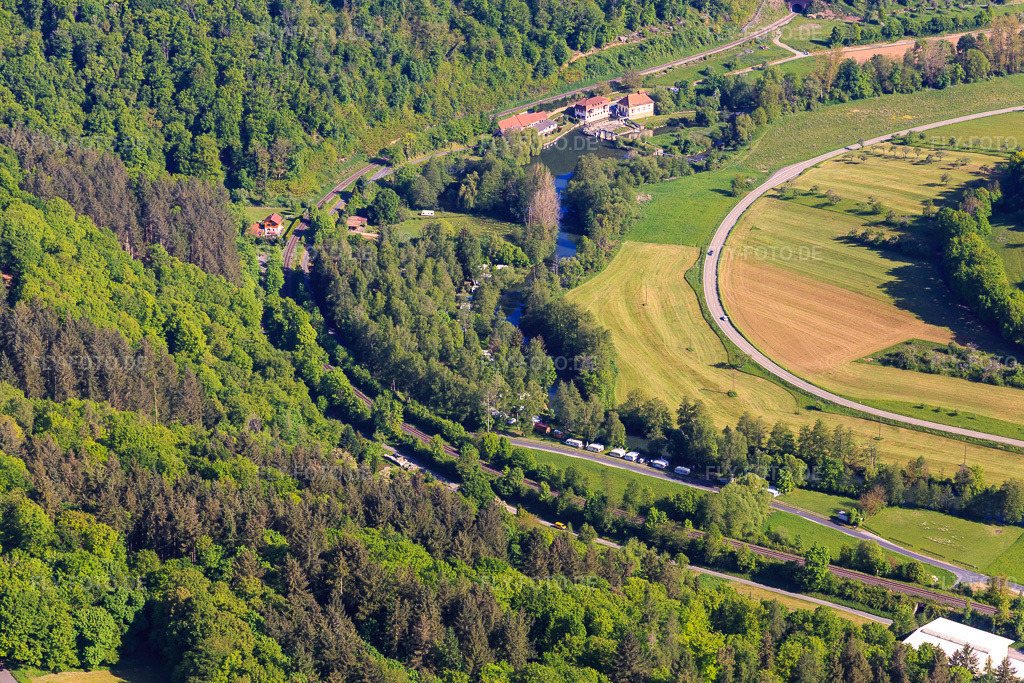Luftbild: Camping Forelle am Tauberufer vor der Teilbacher Mühle im Ortsteil Reicholzheim in Wertheim im Bundesland Baden-Württemberg in Deutschland. Foto: IMG_146597.jpg vom 10.05.2025 durch Werner Riehm/FLY-FOTO.deCAMPINGPLATZ-FORELLE.DE
