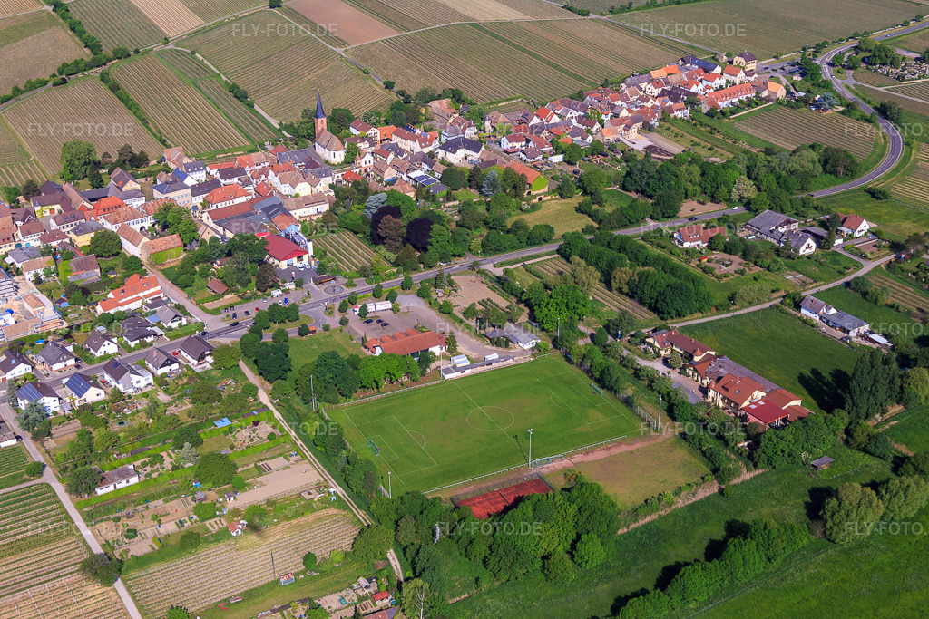 Luftbild: Sportplatz des TuS 1906 Forst e.V in Forst an der Weinstraße im Bundesland Rheinland-Pfalz in Deutschland. Foto: IMG_078695.jpg vom 13.05.2015 durch Werner Riehm/FLY-FOTO.de