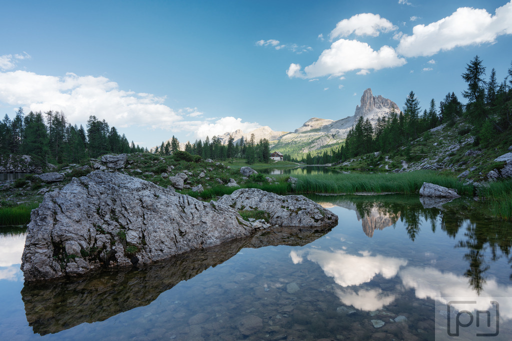 Ferreda See | Der Federa-See (auch als Croda da Lago bekannt) in den Dolomiten ist ein weiterer atemberaubender Bergsee in der Region