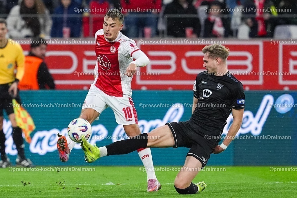 xYDRx02112501028 | 02.11.2025, xydrx, Fußball, 3.Liga, Rot-Weiss Essen - 1.FC Schweinfurt 05, Saison 2025 2026, Stadion an der Hafenstraße: Marvin Obuz (Rot-Weiss Essen #10) im Zweikampf gegen Jakob Tranziska (1.FC Schweinfurt 05 #17)   DFB regulations prohibit any use of photographs as image sequences and or quasi-video.