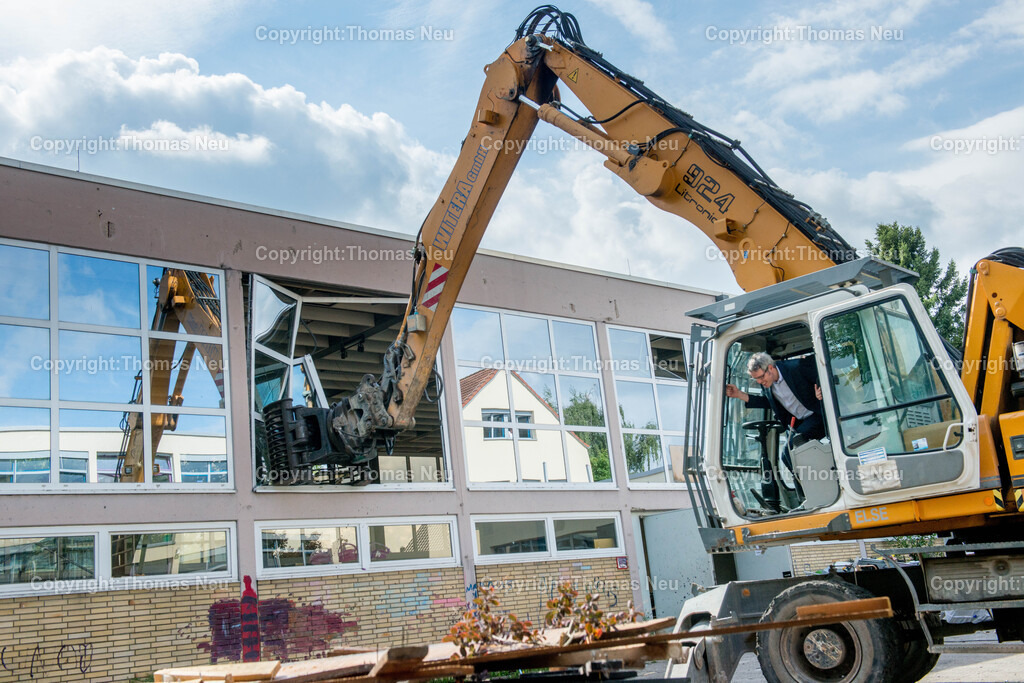Mehrzweckhalle8 | Einhausen, Mehrzweckhalle, Abriss beginnt, Landrat Engelhardt im Bagger, ,, Bild: Thomas Neu