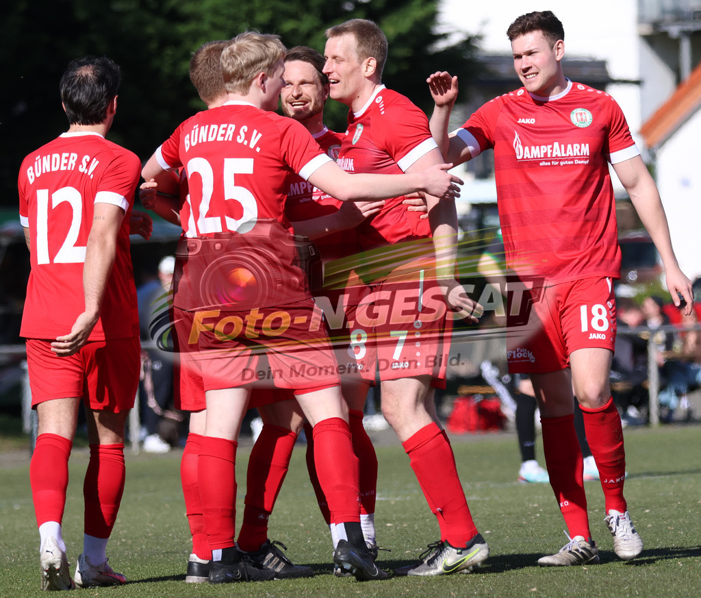 Bünder SV - SC Enger | Auf dem Bild zu sehen: rot Bünder SV: Jubel um Volkmar Vöge zum 2:0 Bünder SV, SC Enger, Saison 25/26, Kreisliga A, Bünde, Deutschland - Realisiert mit Pictrs.com