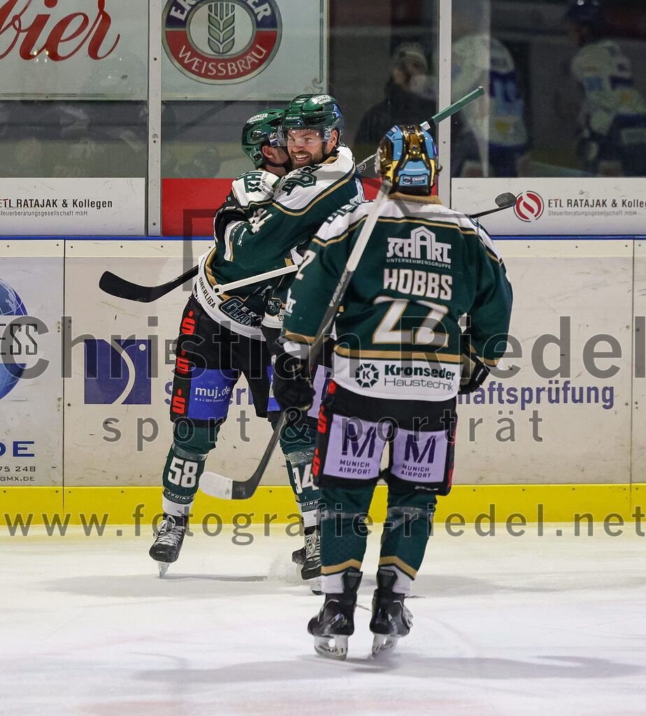 2026-01-23_085_TSV_Erding_gegen_SC_Riessersee | Erding, Deutschland, 23.01.2026:Eishockey, Oberliga Süd 2025 / 2026, 40. Spieltag, TSV Erding gegen SC Riessersee, Endergebnis: 6:5 n.V.Paul Pfenninger (Erding Gladiators, #58), Markus Eberhardt (Erding Gladiators, #94), Grady Hobbs (Erding Gladiators, #22)Foto: Christian Riedel / fotografie-riedel.net