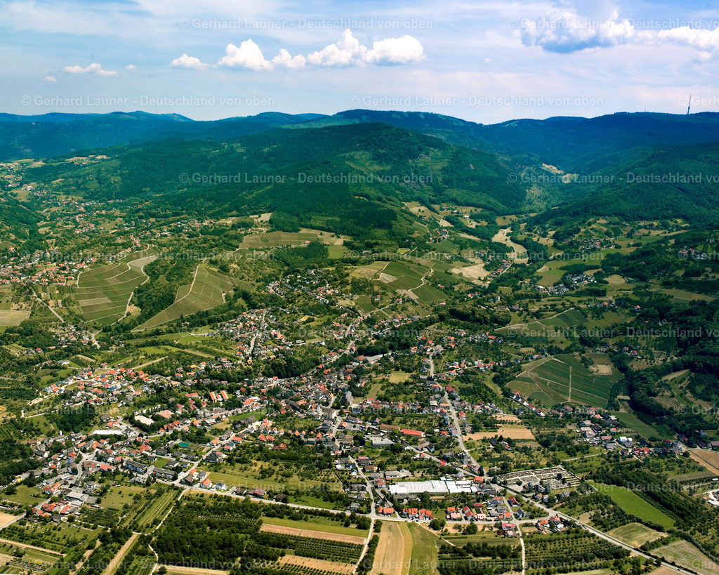 2526328 | LAUF 01.08.2005 Von Wald und Forstgebieten umgebener Ortskern der Straßen und Häuser und Wohngebiete in Lauf im Bundesland Baden-Württemberg, Deutschland // Surrounded by forest and forest areas center of the streets and houses and residential areas in Lauf in the state Baden-Wuerttemberg, Germany Foto: Gerhard Launer
