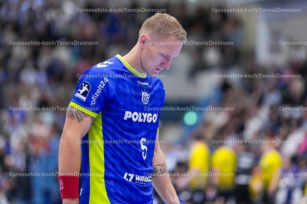 xYDR25092501072 | 25.09.2025, xydrx, Handball, 1.HBL, VFL Gummersbach - TVB Stuttgart, Schwalbe-Arena: Tilen Kodrin (VFL Gummersbach #5) enttäuscht über den verlauf des Spiels