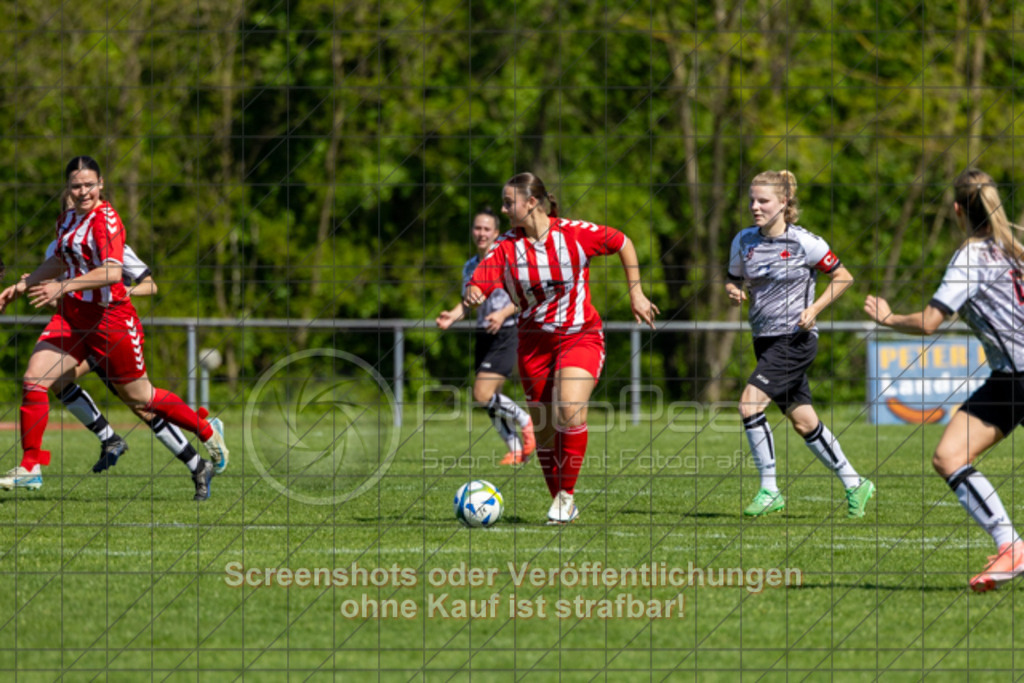 20250501_105658_0297 | #,1.FC Donzdorf II (rot) vs.1.Göppinger SV (weiß), Fussball, Frauen-Bezirkspokal Halbfinale Saison 2024/2025, Rasenplatz Lautertal Stadion, Süßener Straße 16, 73072 Donzdorf, 01.05.2025 - 10:30 Uhr,Foto: PhotoPeet-Sportfotografie/Peter Harich