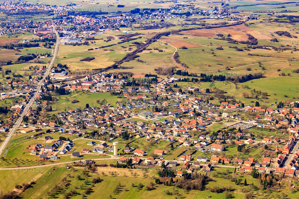 Luftbild: Ortsansicht von Nordosten in Petit-Réderching im Bundesland Moselle in Frankreich. – Foto: IMG_38472.jpg vom 20.03.2011 durch Werner Riehm/FLY-FOTO.de – Auflösung des Originals: 4752 x 3168 px