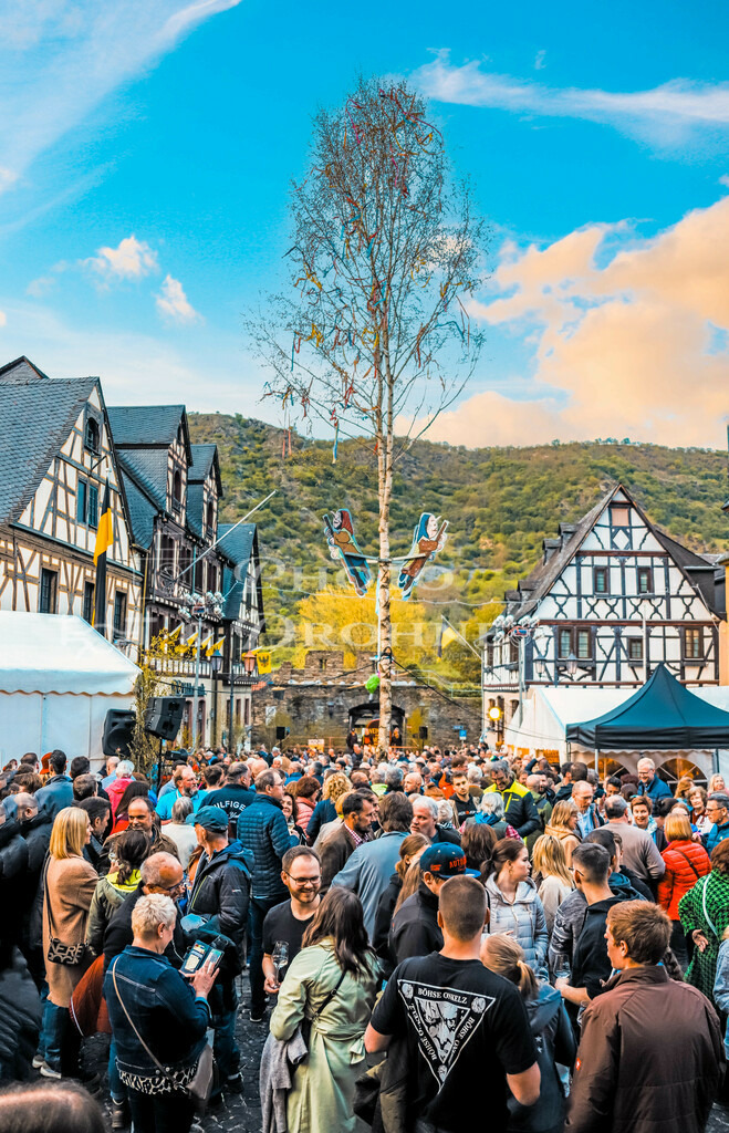 Oberwesel 2023 Hexennacht--2 | In der Hexennacht die hier auch Weinhexennacht genannt wird, entsteigt die neue Weinhexe einem Weinfass auf dem Marktplatz von Oberwesel am Rhein. - Realisiert mit Pictrs.com
