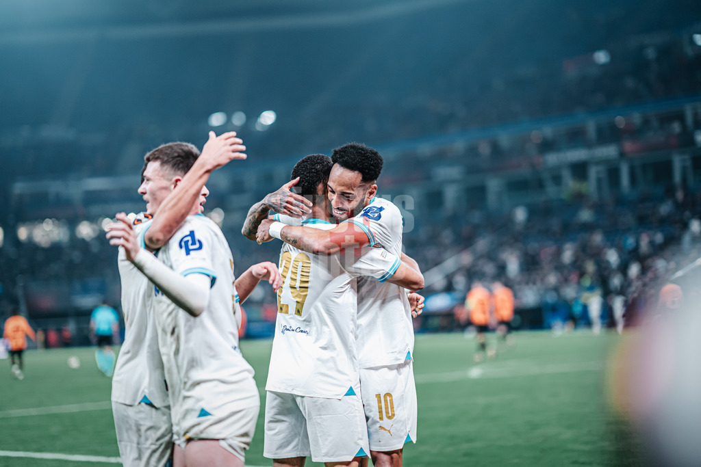 Fußball | Herren | Saison 2023/2024 | Play-Offs Europa League | FC Shakhtar Donetsk (UKR) vs. Olympique Marseille (FRA) | 15.02.2024 | Die Torschützen Iliman Ndiaye (#29, Olympique Marseille) und Pierre-Emerick Aubameyang (#10, Olympique Marseille) liegen sich in den Armen feiernd