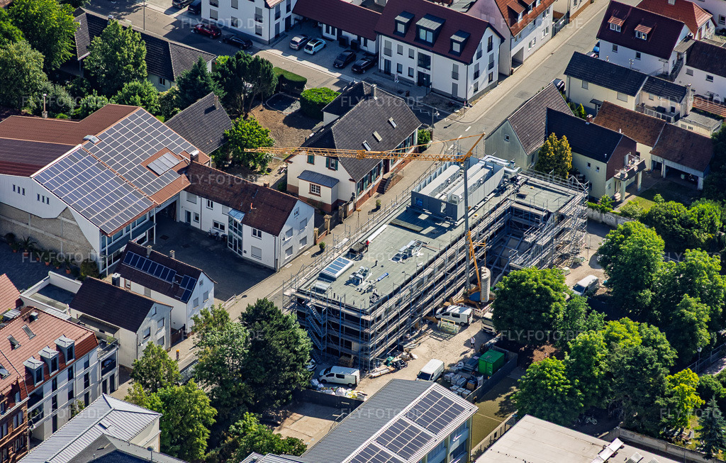 Luftbild: Baustelle des Neubau der VERBANDSGEMEINDE KANDEL für Mensagebäude der Ludwig-Riedinger-Grundschule. zwo/elf Architekten PartmbB Erdbauarbeiten: Gaudier Erd-u. Rückbau GmbH Fensterarbeiten: Trumpf Metallbau GmbH FREIANLAGEN: Bauer.Landschaftsarchitekten HAUSTECHNIK: Bender+Urich GmbH & Co.KG TRAGWERK: Ingenieurbüro Sikora Fassadenarbeiten: AS-Fassaden GmbH Rohbauarbeiten:Wünschel BAU GmbH Elektroarbeiten: Wieland & Schultz GmbH RLP-Ministerium für Bildung, Wissenschaft, Weiterbildung und Kultur in Kandel im Bundesland Rheinland-Pfalz in Deutschland. – Foto: IMG_156997.jpg vom 29.05.2026 durch Werner Riehm/FLY-FOTO.de – Auflösung des Originals: 5922 x 3777 px – Grundschule Kandel | Ludwig-Riedinger-Grundschule in Kandel – zwo/elf – Erweiterung Ludwig-Riedinger Grundschule – WWW.GAUDIER.DE – Trumpf Metallbau | Konstruktionen aus Metall und Glas von Qualität – WWW.BAUER-LANDSCHAFTSARCHITEKTEN.DE – Ingenieurbüro Sikora - Ingenieurbüro Sikora – AS Fassaden GmbH - Hinterlüftete Fassade vom Profi – WUENSCHELBAU.DE – WWW.WIELAND-SCHULTZ.COM