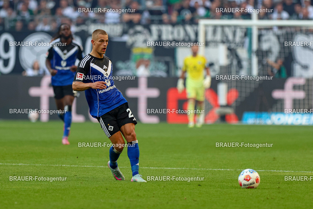 Borussia Mönchengladbach vs Hamburger SV - Bundesliga  | Mönchengladbach, Deutschland, 24.08.25:   Miro Muheim (Hamburger SV) in Aktion am Ball, Einzelaktion waehrend des Spiels der Bundesliga zwischen Borussia Mönchengladbach vs Hamburger SV im Stadion im Borussia Park(Foto von Brauer-Fotoagentur / Adrian Schlueter)