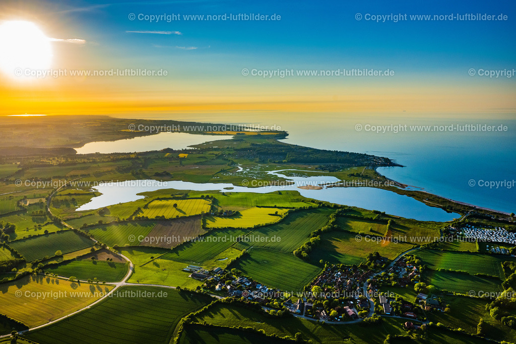 Hohwacht_ELS_9182030622 | HOHWACHT (OSTSEE) 03.06.2022 Ortsansicht an der Meeres-Küste der Ostsee in Hohwacht im Bundesland Schleswig-Holstein. // Townscape on the seacoast of Baltic Sea in Hohwacht in the state Schleswig-Holstein. Foto: Martin Elsen