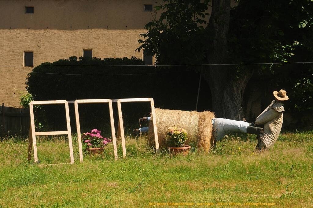 Geißmannsdorf-2026-Ortsbilder-043 | Geißmannsdorf bei Bischofswerda im Sommer 2026. Ein fotografischer Streifzug durch das Dorf Geißmannsdorf, mit Gebäuden, Straßen, Strohpuppen und geschmückten Vorgärten und Grundstücken anlässlich der 800-Jahr-Feier von Geißmannsdorf im Juni 2026 - Realisiert mit Pictrs.com