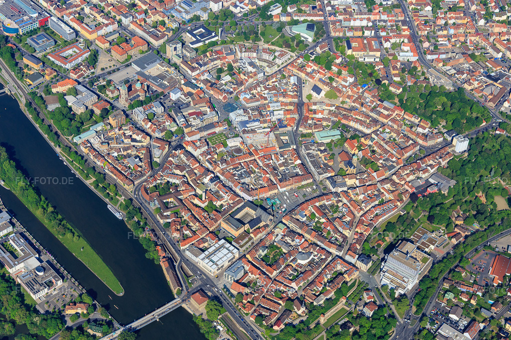 Luftbild: Altstadt mit Markt in Schweinfurt im Bundesland Bayern in Deutschland. Foto: IMG_100054.jpg vom 26.05.2017 durch Werner Riehm/FLY-FOTO.de