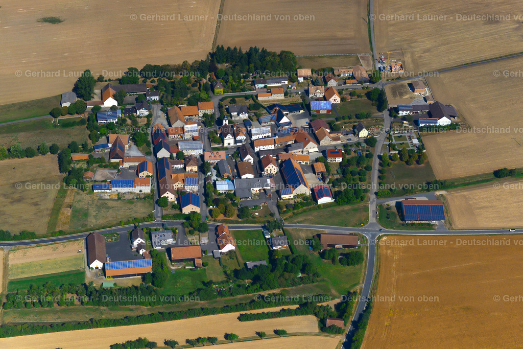 3650496 | GüTZINGEN 13.09.2016 Landwirtschaftliche Nutzflächen und Feldgrenzen  umsäumen das Siedlungsgebiet des Dorfes in Gützingen im Bundesland Bayern, Deutschland // Agricultural land and field boundaries surround the settlement area of the village  in Gützingen in the state Bavaria, Germany Foto: Gerhard Launer