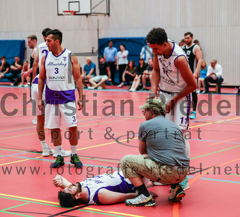 2022-05-15_075_SpVgg_Altenerding_gegen_TSV_Muenchen-Forstenried | Erding, Deutschland, 15.05.2022:
Basketball, Bezirksliga 2021 / 2022, Play-Offs, SpVgg Altenerding gegen TSV München-Forstenried, Endergebnis: 55:57

Laris Drusko (SpVgg Altenerding, #3), Abdul Azim Amani (SpVgg Altenerding, #10), Luis Winkler (SpVgg Altenerding, #11)

Foto: Christian Riedel / fotografie-riedel.net