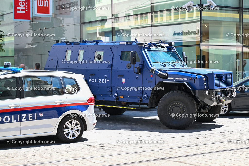 Polizeieinsatz Linz Spittelwiese nach Bombendrohung_ 15.05.2024-21 | 15.05.2024, AUT, Polizeieinsatz Linz Spittelwiese nach Bombendrohung, im Bild Spezialfahrzeug der Polizei