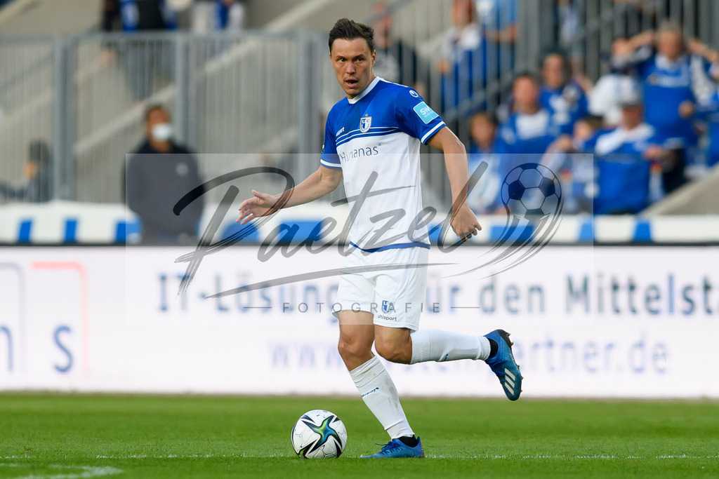 FCMFCK20210904_169 | Fussball, Herren: Alexander Bittroff (1. FC Magdeburg) in Aktion, am Ball, Einzelaktion beim Spiel der 3. Liga zwischen 1. FC Magdeburg und 1. FC Kaiserslautern in der MDCC-Arena am 04.09.2021 in Magdeburg, Deutschland.DFB / DFL REGULATIONS PROHIBIT ANY USE OF PHOTOGRAPHS AS IMAGE SEQUENCES AND/OR QUASI-VIDEO. - Realisiert mit Pictrs.com