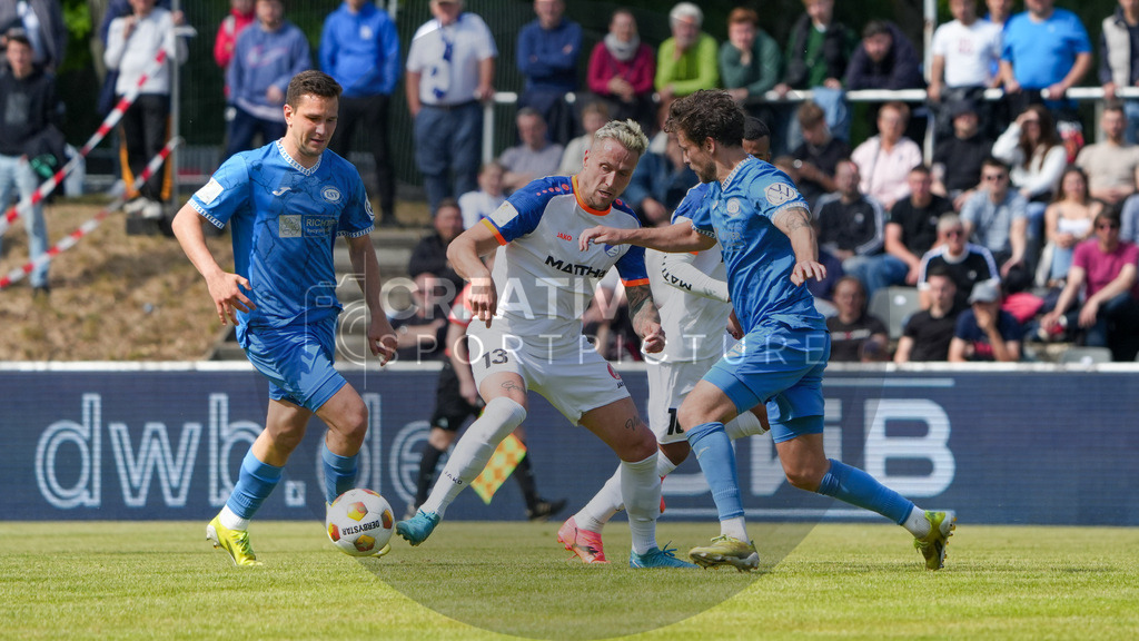 Fußball, Herren, Saison 2024/2025, Finaltag der Amateure 2025, Landespokal Brandenburg, Finale, VfB 1921 Krieschow vs. RSV Eintracht 1949, Samstag 24.05.2025, Volksparkstadion Neuruppin, | Fußball, Herren, Saison 2024/2025, Finaltag der Amateure 2025, Landespokal Brandenburg, Finale, VfB 1921 Krieschow vs. RSV Eintracht 1949, Samstag 24.05.2025, Volksparkstadion Neuruppin, Im Bild: Caio Mazzo Nogueira (l. RSV), Martin Zurwasky (m. Krieschow) und Leon Hellwig (r. RSV) - Realisiert mit Pictrs.com