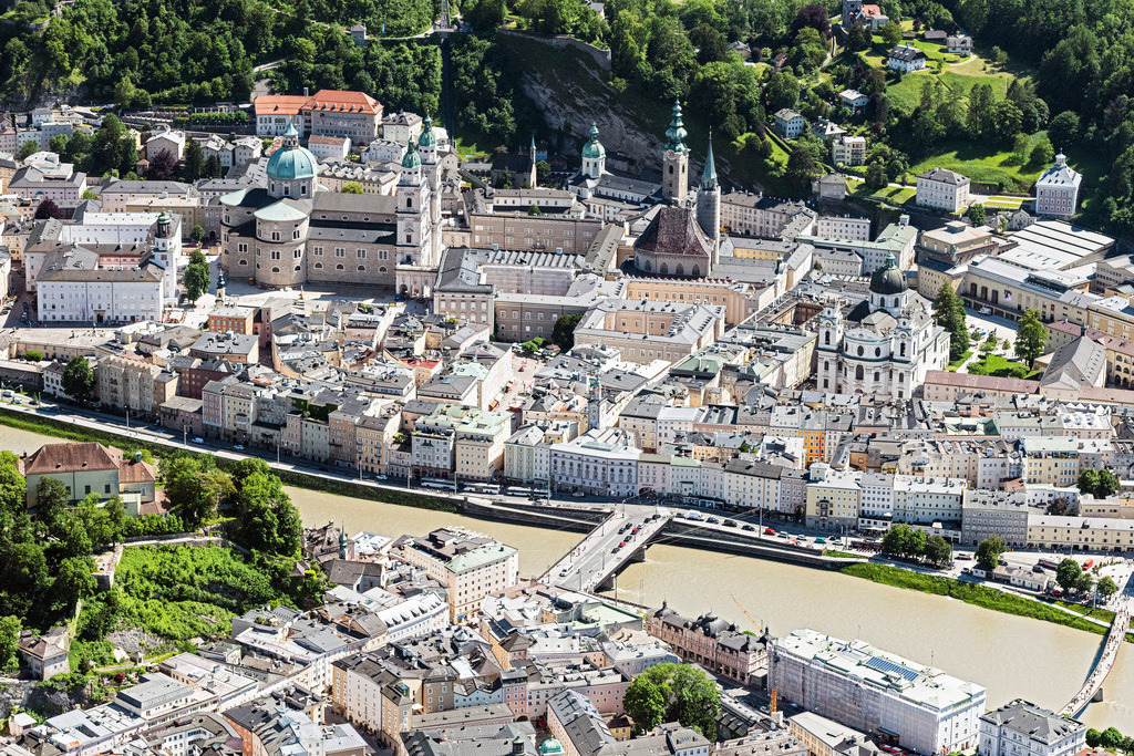dr__0021414.jpg | SALZBURG 03.06.2019 Stadtzentrum im Innenstadtbereich, Dom zu Salzburg und Franziskanerkirche im Hintergrund die Festung Hohensalzburg am Ufer des Flußverlaufes der Salzach in Salzburg in Österreich. // City center in the downtown area on the banks of river course of Salzach in Salzburg in Austria. Foto: Daniel Reiter