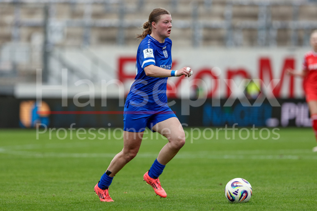 Fussball, 2. Frauen-Bundesliga, SV Meppen - 1. FSV Mainz 05 | Lilly Damm (SV Meppen, 22) am Ball, Einzelbild, Ganzkörper, Aktion, Action, Spielszene, DIE DFB-RICHTLINIEN UNTERSAGEN JEGLICHE NUTZUNG VON FOTOS ALS SEQUENZBILDER UND/ODER VIDEOÄHNLICHE FOTOSTRECKEN. DFB REGULATIONS PROHIBIT ANY USE OF PHOTOGRAPHS AS IMAGE SEQUENCES AND/OR QUASI-VIDEO.