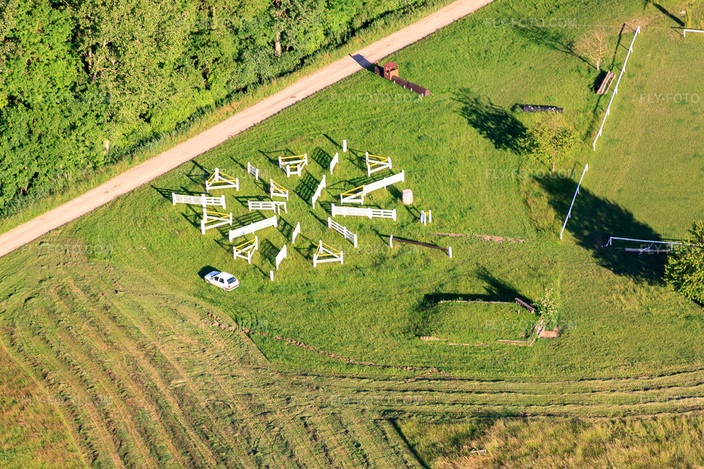 Aerial view: Haras de la Née in Mothern in the state Bas-Rhin, France. – Photo: IMG_66597.jpg taken on 06/05/2014 by Werner Riehm/FLY-FOTO.com – Resolution of the original: 4752 x 3168 px