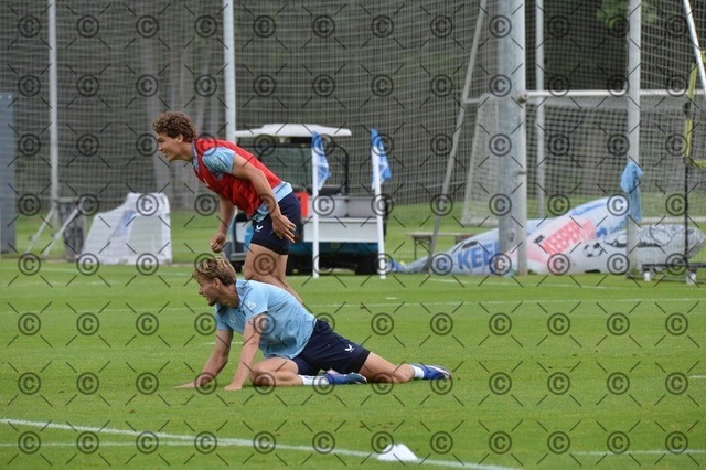 RGE_0180 | Hertha BSC, 2.Bundesliga, Herren, Fußball, Training auf dem Schenckendorffplatz, Dienstag 18.08. 2026, Saison 2026/27,  im Bild oben Soufian Gouram ( Hertha BSC ),  Marton Dardai ( Hertha BSC ),  Fotograf: Ralf Gebhardt - Realisiert mit Pictrs.com