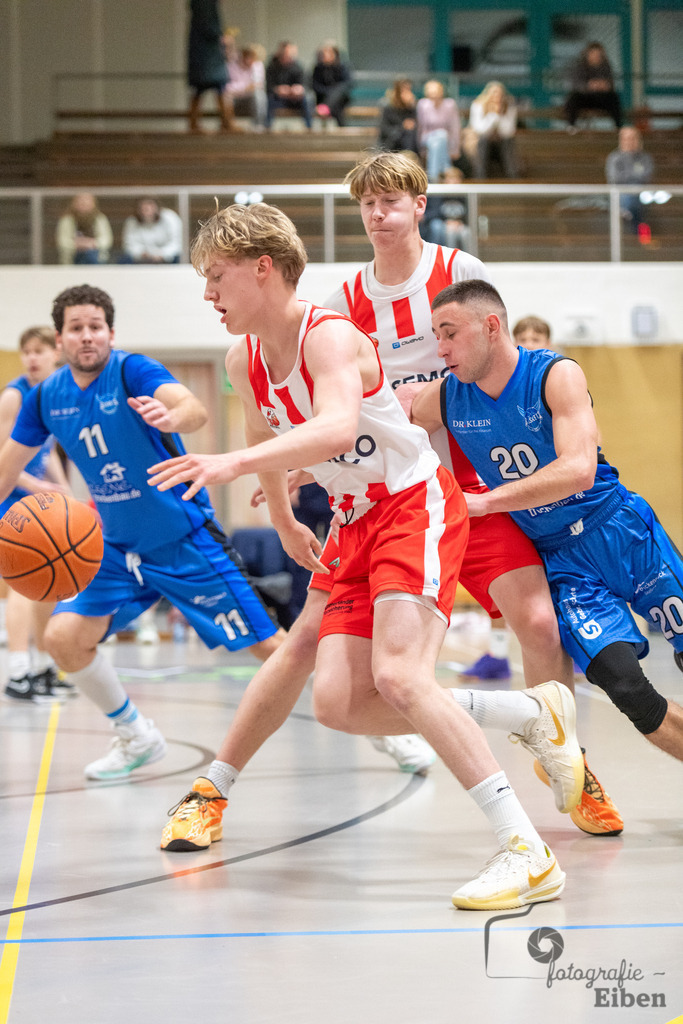 TSG Westerstede-Fortuna Logabirum | Basketball 2. Regionalliga; TSG Westerstede 2 (weiß)- Fortuna Logabirum (blau) am 12.12.2025 in Westerstede (Hössensportzentrum), Photo: Philip Eiben 2025 - Realisiert mit Pictrs.com