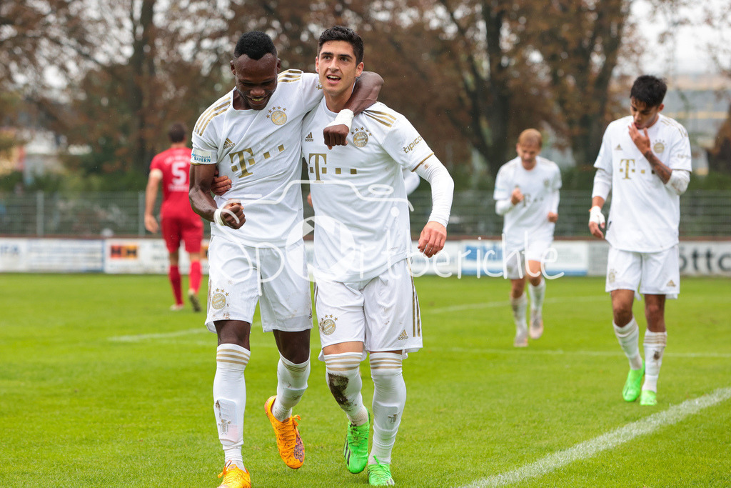 TSV Rain - FC Bayern Amateure | Jubel der Gaeste nach dem Treffer zum 0-1 durch Desire SEGBE AZANKPO (FCB #34)