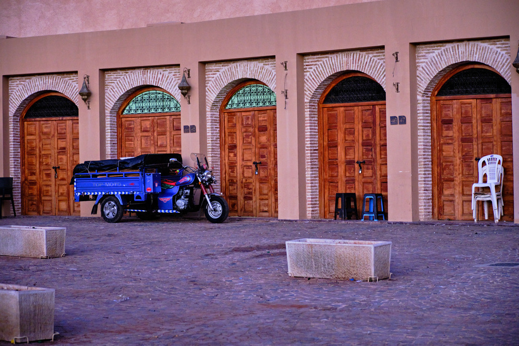 Blick auf den Place el Hedime mit Transportfahrzeug | Meknès, Marokko - November 10, 2024: Blick auf den Place el Hedime mit abgestelltem blauen Transportfahrzeug. - Realisiert mit Pictrs.com