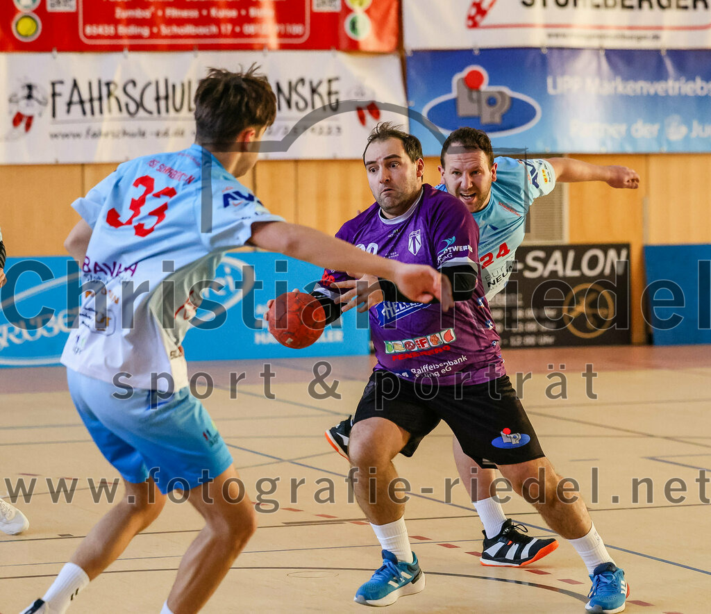 2024-01-28_043_SpVgg_Altenerding_II_gegen_HSG_Schwab-kirchen | Erding, Deutschland, 28.01.2024:
Handball, Bezirksklasse Männer Staffel Süd West 2023 / 2024, 9. Spieltag, SpVgg Altenerding gegen HSG Schwab/kirchen, Endergebnis: 30:24

Luca Gasteiger (HSG Schwab/kirchen, #33), Simon Klawe (SpVgg Altenerding, #20), Josef Eisenmann (HSG Schwab/kirchen, #24)

Foto: Christian Riedel / fotografie-riedel.net