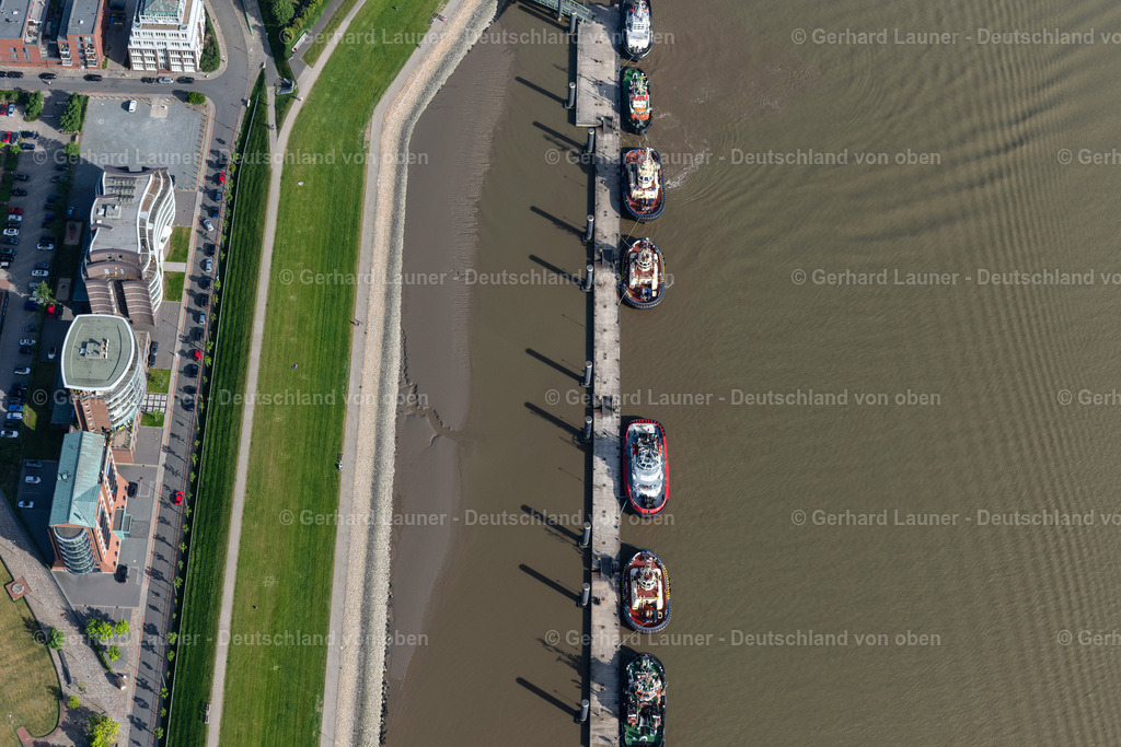 4030441 | BREMERHAVEN 01.06.2020 Schiffe am Schlepperpier an der Weser an der Lohmannstraße im Ortsteil Mitte-Süd in Bremerhaven im Bundesland Bremen, Deutschland. // Ships at the tugboat pier on the Weser on Lohmannstrasse in the district Mitte-Sued in Bremerhaven in the state Bremen, Germany. Foto: Gerhard Launer