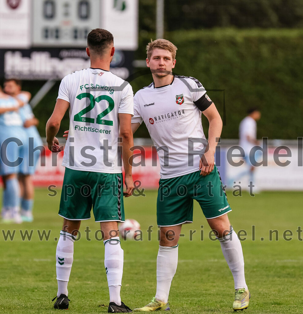 2023-07-28_016_FC_Schwaig_gegen_TSV_1860_Rosenheim | Oberding, Deutschland, 28.07.2023:
Fußball, Landesliga Südost 2023 / 2024, 3. Spieltag, FC Schwaig gegen TSV 1860 Rosenheim, Endergebnis: 1:1

Daniel Fichtlscherer (FC Schwaig, #22), Tobias Jell (FC Schwaig, #2)

Foto: Christian Riedel / fotografie-riedel.net