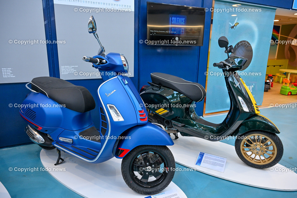 Italien_ Toskana_ Provinz Pisa_ Pontedera_ Vespa_ 29.05.2024-15 | 29.05.2024, Italien, ITA, Toskana, Pontedera im Bild Piaggio, Vespa, Museum

Piaggio ist ein italienischer Fahrzeughersteller mit Sitz in Pontedera. Das Unternehmen produziert verschiedene Mofas und Motorroller, unter anderem die Vespa, das Lastendreirad Ape sowie den Kleintransporter Porter. Zum Konzern gehören auch die Motorradmarken Aprilia, Derbi, Gilera, Laverda und Moto Guzzi. 
Quelle: Wikipedia