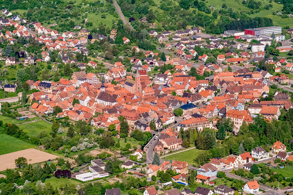 Vue aérienne: Centre historique du village vu du sud-est à Wœrth dans le département Bas Rhin, France – .Photo: IMG_10822.jpg prise le 12/05/2008 par Werner Riehm/FLY-FOTO.eu – Résolution de l'original: 3456 x 2304 px