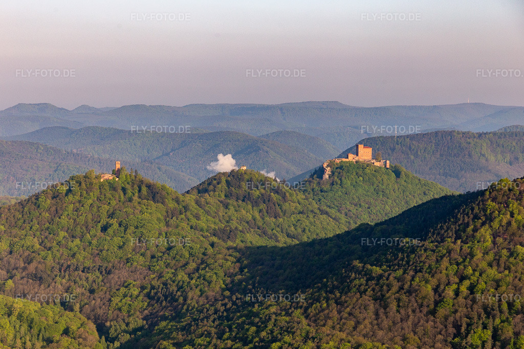 Luftbild: Burgen Trifels, Scharfeneck und Anebos über dem Pfälzerwald in Annweiler am Trifels im Bundesland Rheinland-Pfalz in Deutschland. Foto: IMG_113869.jpg vom 01.05.2019 durch Werner Riehm/FLY-FOTO.de