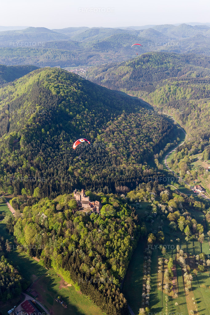 Luftbild: Erlenbach bei Dahn, Burg Bewartstein in Erlenbach bei Dahn im Bundesland Rheinland-Pfalz in Deutschland. Foto: IMG_106901.jpg vom 22.04.2018 durch Werner Riehm/FLY-FOTO.de