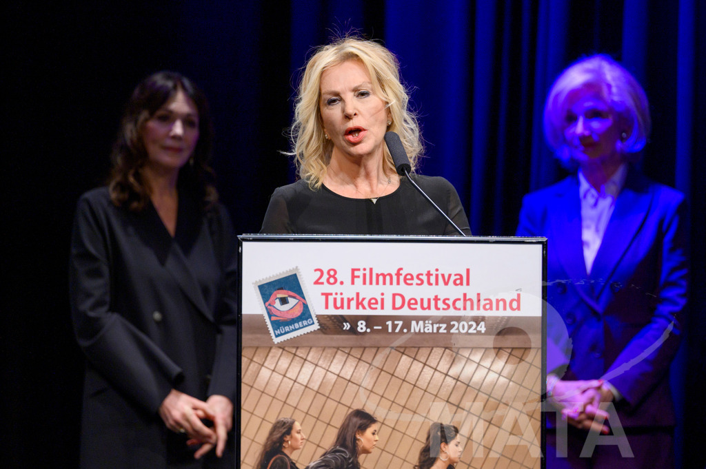 _DWA8258 | Hale Soygazi als Ehrenpreisträgerin 2024 bei der Eröffnung der 28. Film Festival Türkei Deutschland  am 08.3.2024  in Nürnberg - Realisiert mit Pictrs.com