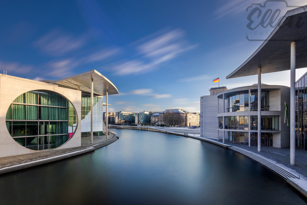 Lines of Modernity | Berlin’s government district — a striking dialogue between water, light, and geometry. Clean lines, curved forms, and calm reflections reveal a city that merges architecture and movement with effortless precision. - Realisiert mit Pictrs.com