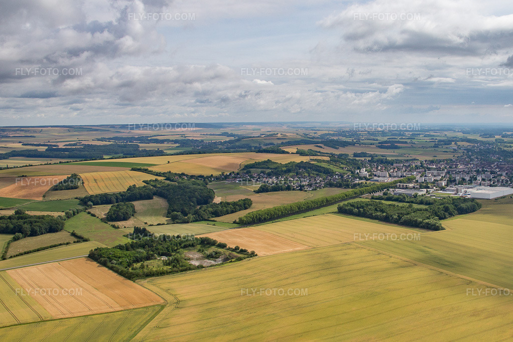 Aerial view: Saint Florentin in Saint-Florentin in the state Yonne, France. – Photo: IMG_082622.jpg taken on 06/21/2015 by Werner Riehm/FLY-FOTO.com – Resolution of the original: 3748 x 2499 px