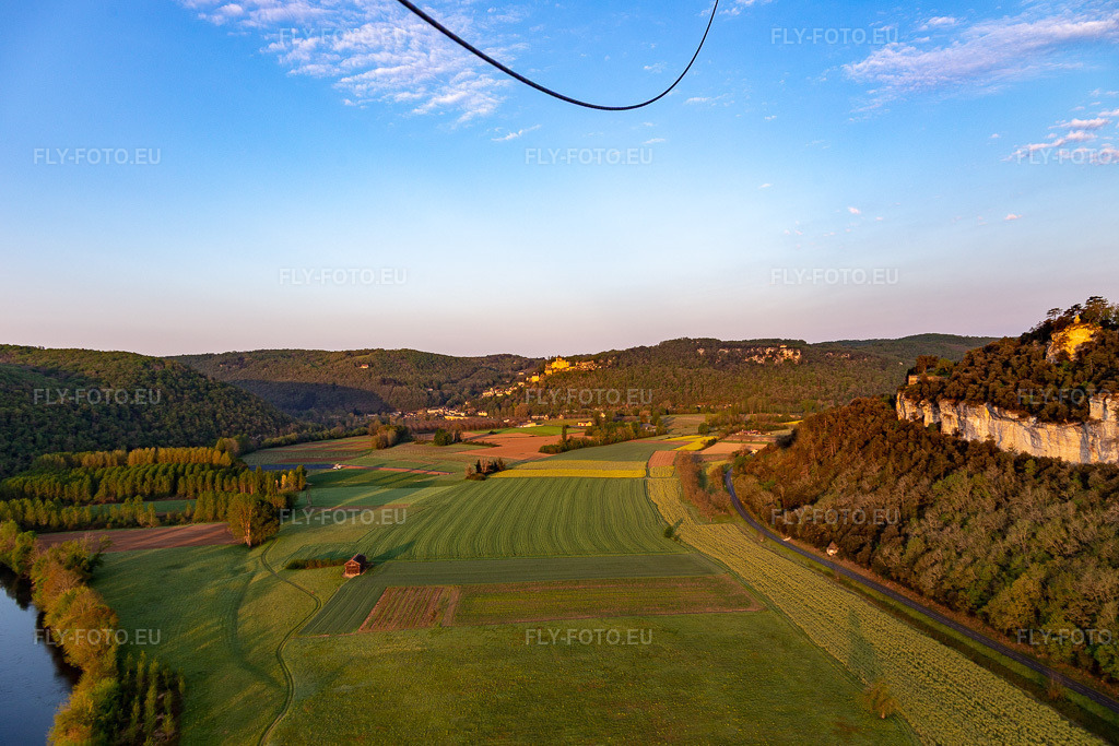 Vue aérienne: Jardins des Marqueyssac à Vézac dans le département Dordogne, France. Photo: IMG_113675.jpg prise le 20/04/2019 par Werner Riehm/FLY-FOTO.eu – Résolution de l'original: 5338 x 3559 px