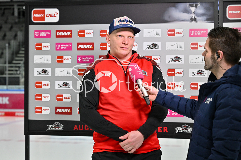 Augsburger Panther - Kölner Haie | Beim Interview von MagentaSport Denis REUL (Augsburger Panther #29) / Einzelfoto / Freisteller / Panther - Koelner Haie, Curt Frenzel Stadion am 02.03.2025 / Alex KUNZ