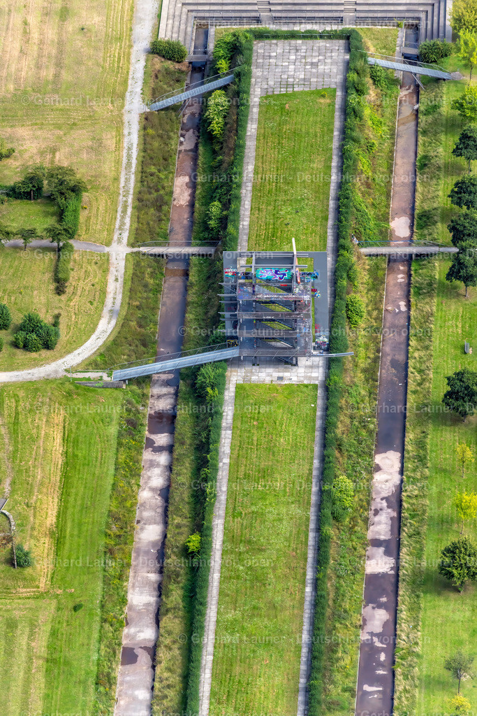 4050185 | Aussichtsturm im Olga Park OBERHAUSEN 25.08.2021 Parkanlage OLGA-Park auf dem Gelände der ehemaligen Zeche " Osterfeld " in Oberhausen im Bundesland Nordrhein-Westfalen, Deutschland. // Park OLGA-Park on the site of the former coal mine "Osterfeld" in Oberhausen in the state of North Rhine-Westphalia, Germany. Foto: Gerhard Launer