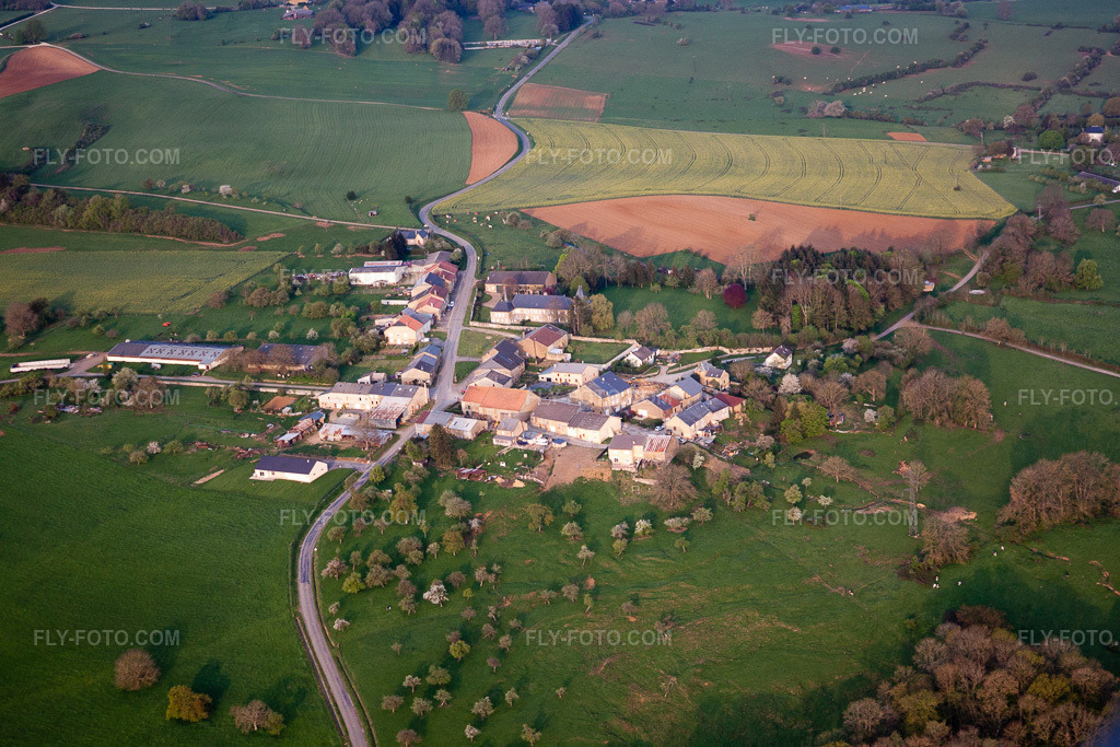 Aerial view: View of the town in Saint-Marcel in the state Ardennes, France. – Photo: IMG_39887.jpg taken on 04/17/2011 by Werner Riehm/FLY-FOTO.com – Resolution of the original: 4752 x 3168 px