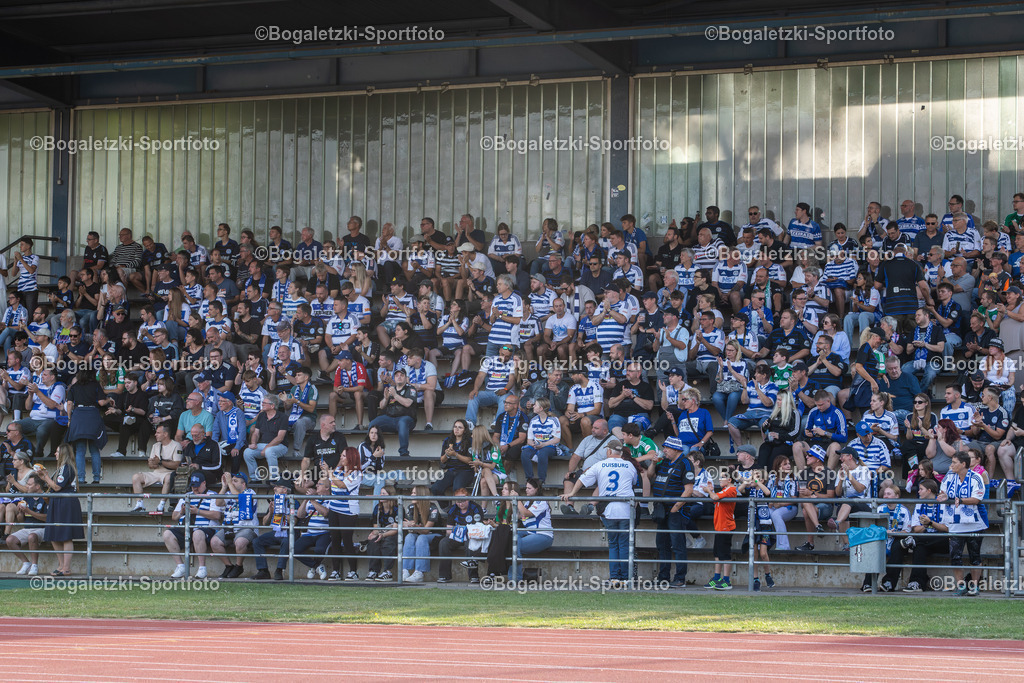 Gästefans im Grenzlandstadion | MSV Fans im Gästeblock Sitzer des Grenzlandstadions Niederrheinpokal 1.Runde Victoria Mennrath vor dem Spiel - Realisiert mit Pictrs.com