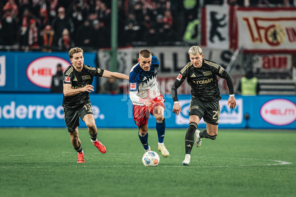 Fußball | Männer | Saison 2025/2026 | 1. Fußball-Bundesliga | 22. Spieltag | Hamburger SV vs. 1. FC Union Berlin | 14.02.2026 | v.l. Andras Schäfer (#13, 1. FC Union Berlin), Miro Muheim (#28, HSV) und Tim Skarke (#21, 1. FC Union Berlin)