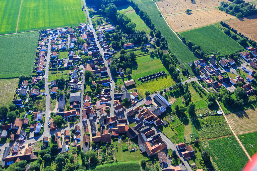 Luftbild: Dorfübersicht aus Westen im Ortsteil Kleinsteinfeld in Niederotterbach im Bundesland Rheinland-Pfalz in Deutschland. Foto: IMG_092538.jpg vom 01.08.2016 durch Werner Riehm/FLY-FOTO.de